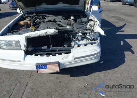 1996 Lincoln Town Car Executive z USA, uszkodzony, nr VIN 1LNLM81W7TY726393